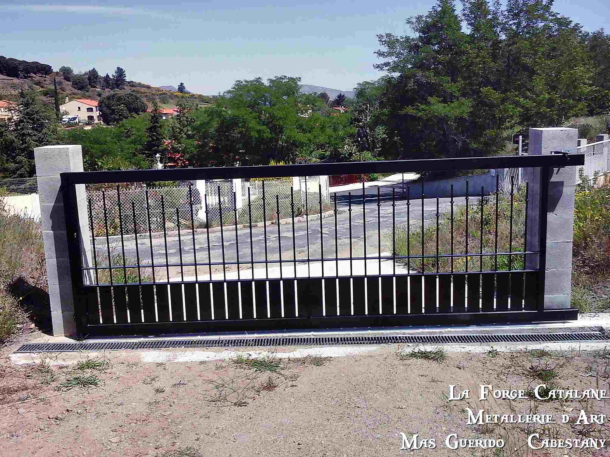 portail coulissant decoupe laser baraudage droit noir thermolaquage forge catalane.jpg